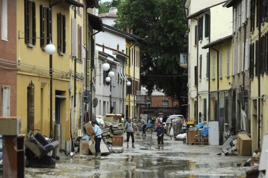alluvione persone in strada