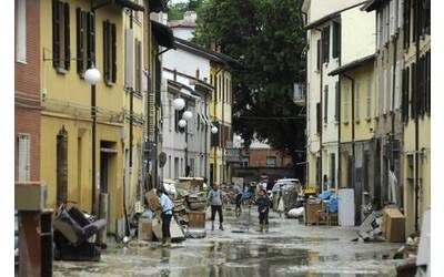 alluvione persone in strada