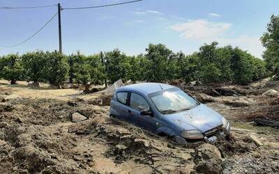 Auto sommersa da fango post alluvione maggio 2023