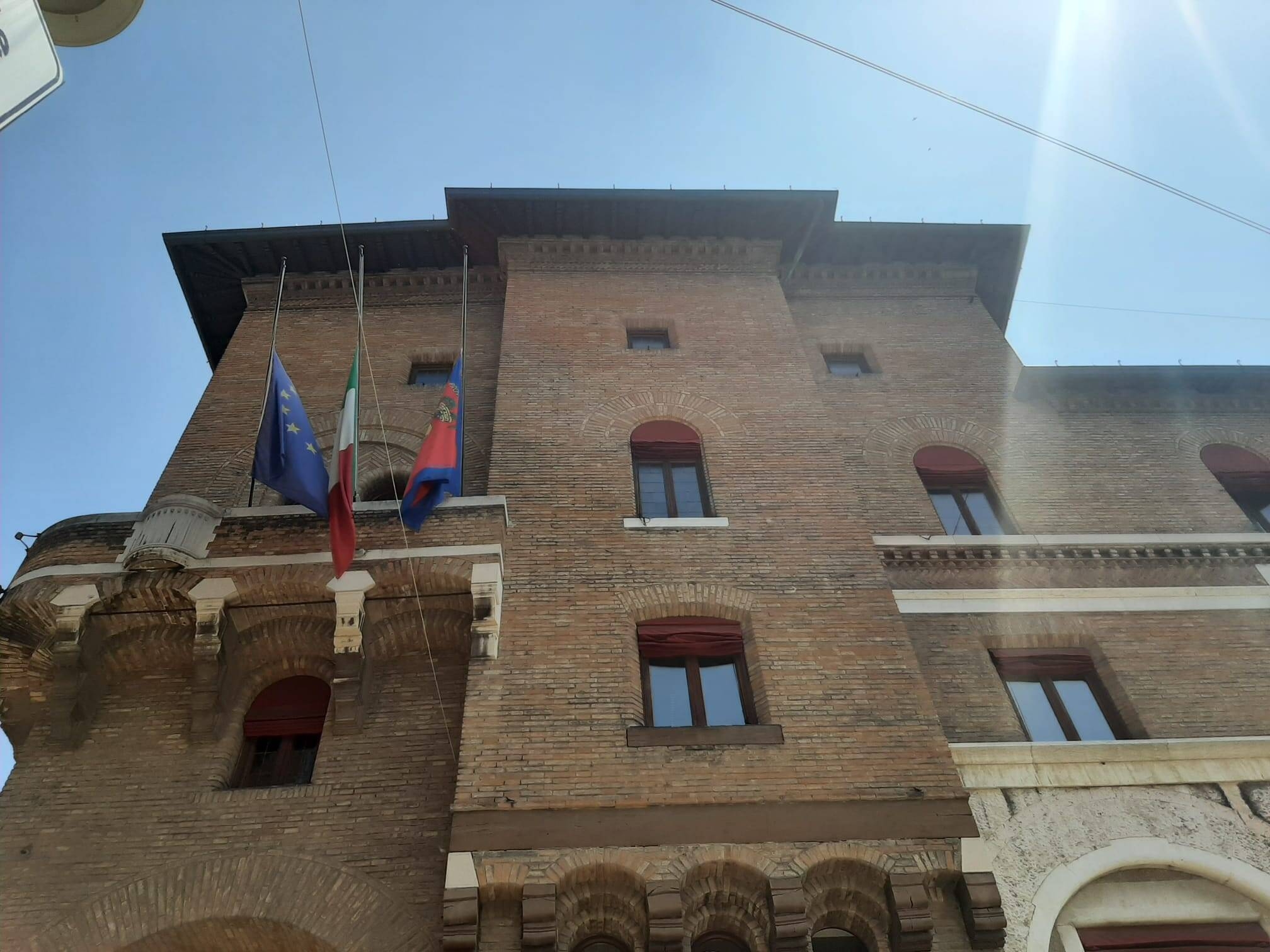 bandiere a mezz'asta 24 maggio 2023