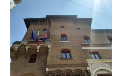 bandiere a mezz'asta 24 maggio 2023