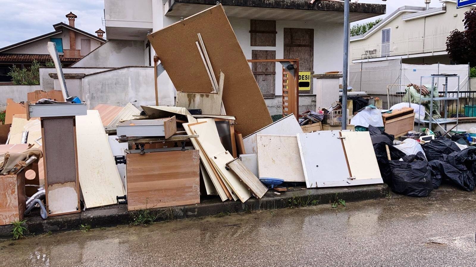 Catasta rifiuti post alluvione