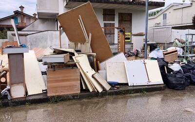 Catasta rifiuti post alluvione