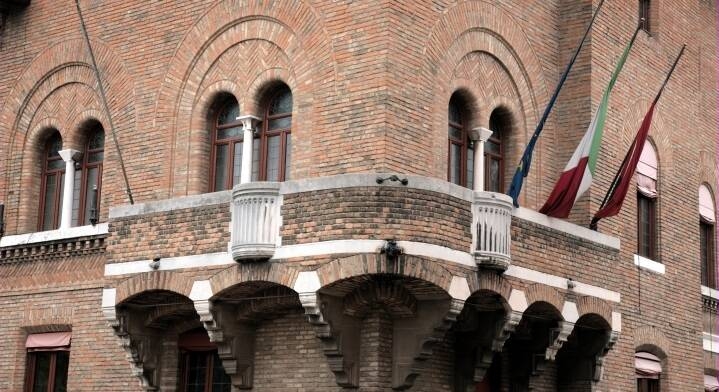 Angolo del Palazzo della Provincia con bandiere Angolo del Palazzo della Provincia con bandiere