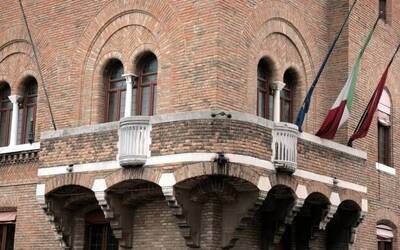 Angolo del Palazzo della Provincia con bandiere