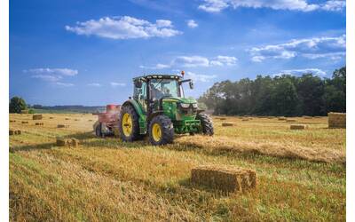Trattore - Campo agricolo